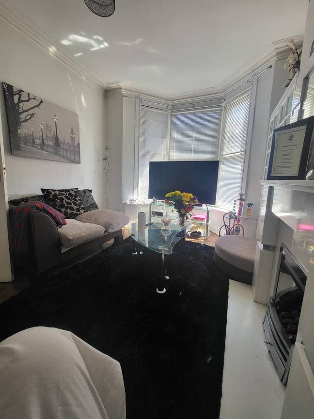 Room available in a professional House Share Main Photo