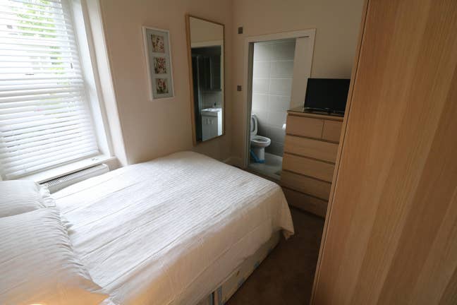 269 | large Ensuited Room  | 2 Mins Tube  Main Photo