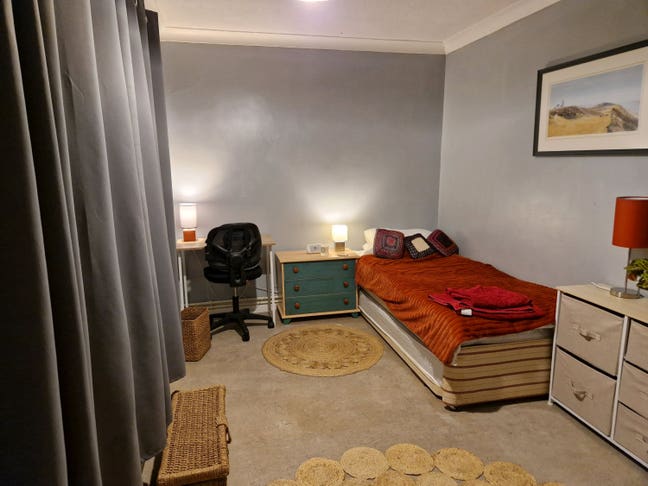 Spare room in cosy flat Main Photo