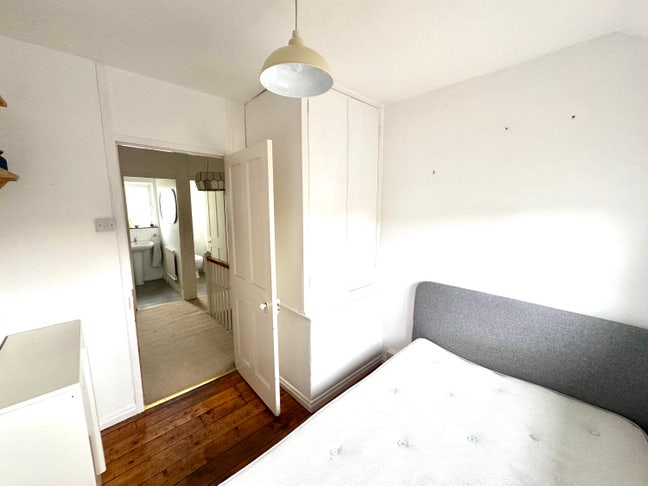 Lovely Small Double Room - 3 Bed Friendly House Main Photo