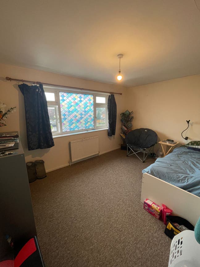 3 bedroom flat in Egham (Pooley Green)  Main Photo