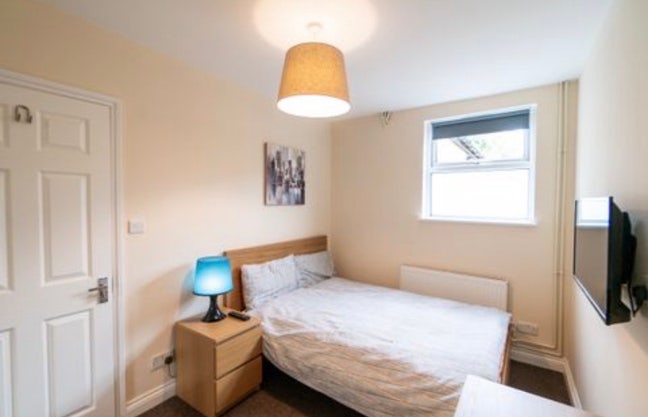 £45 Rent Discount! Room with Near Town Center RG2 Main Photo