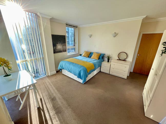 🏙️ En-suite Room in Modern Flat | Crossharbour Main Photo