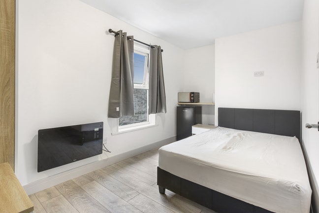 Bright Double Room for Couples Near Town Centre Main Photo