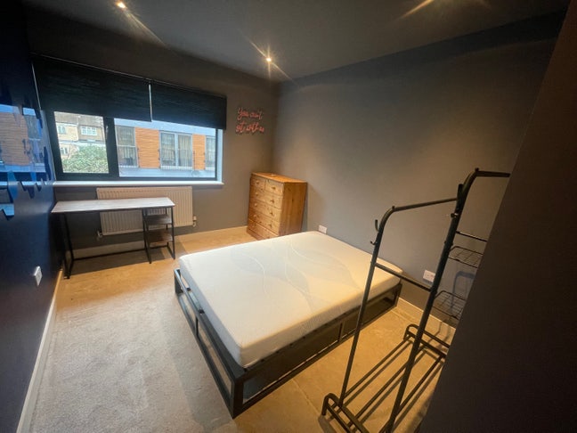 Double room in E7 for rent! Main Photo