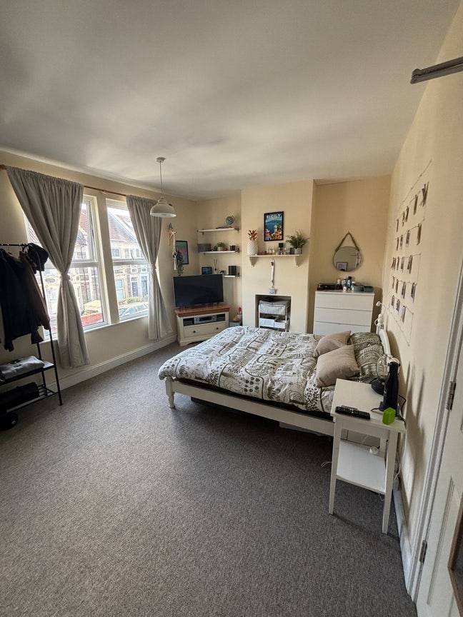 Spacious Double room available in prime Southville Main Photo