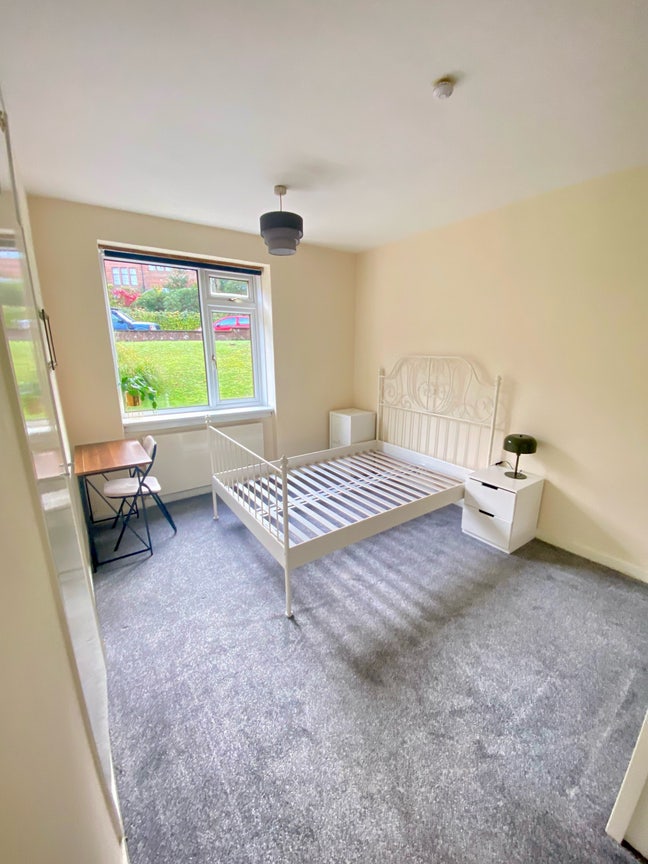 Two double bedrooms available shawlands  Main Photo