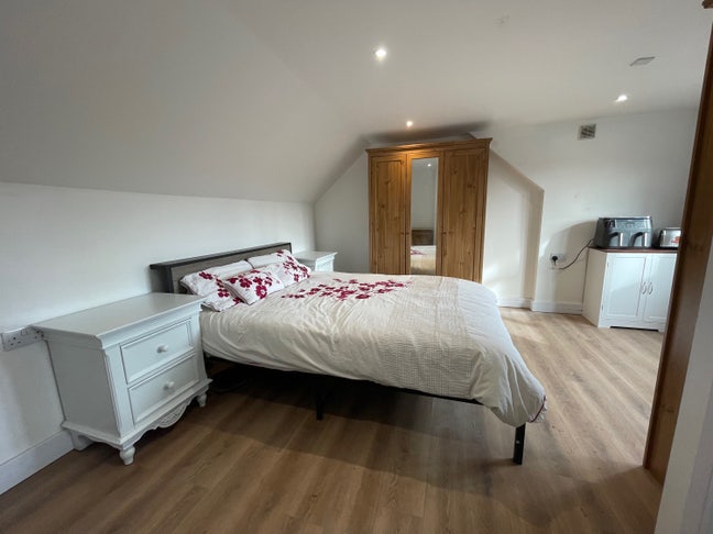 Large double bedroom en-suite couples or singles. Main Photo