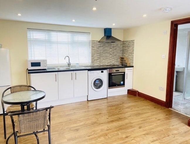 🏡 Studio Flat to Let in- Neasden Main Photo
