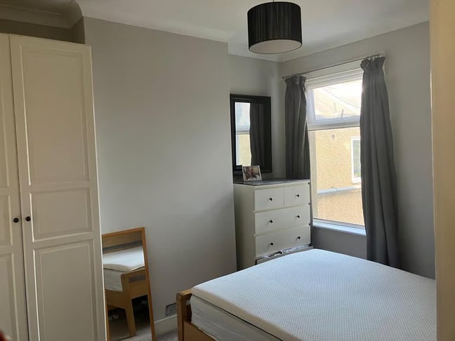 En-suite room available in W7 2HH Main Photo