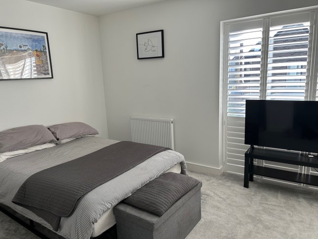 Modern bright Double room available  Main Photo