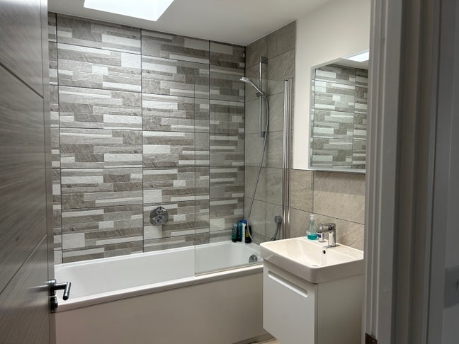 Modern bright Double room available  Main Photo