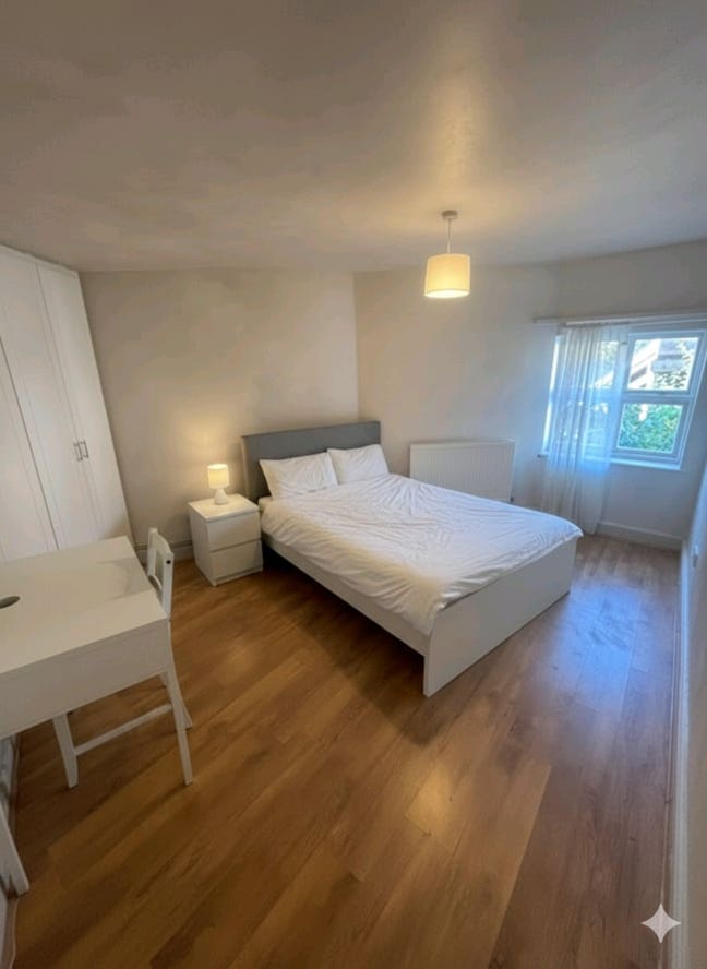 Spacious tranquil room available in Angel Main Photo