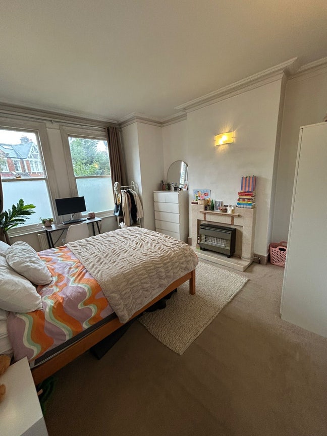 Large double room in friendly female Balham flat Main Photo