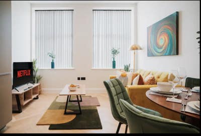 Beautiful Light-Filled Apartment in St Paul’s Sq Main Photo