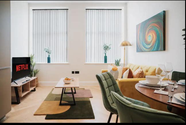 Beautiful Light-Filled Apartment in St Paul’s Sq Main Photo