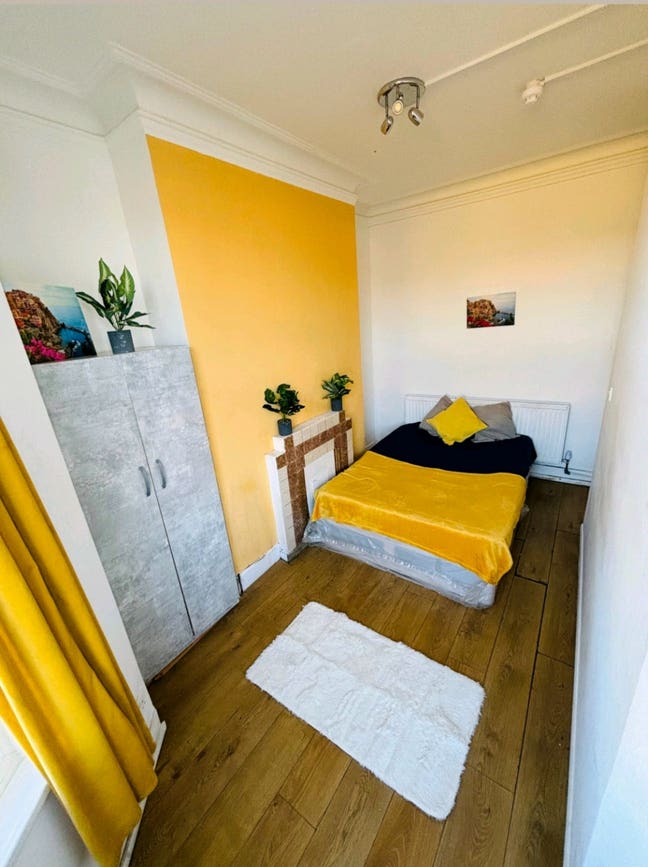 Short Term Rooms Available in Queen's Park Main Photo