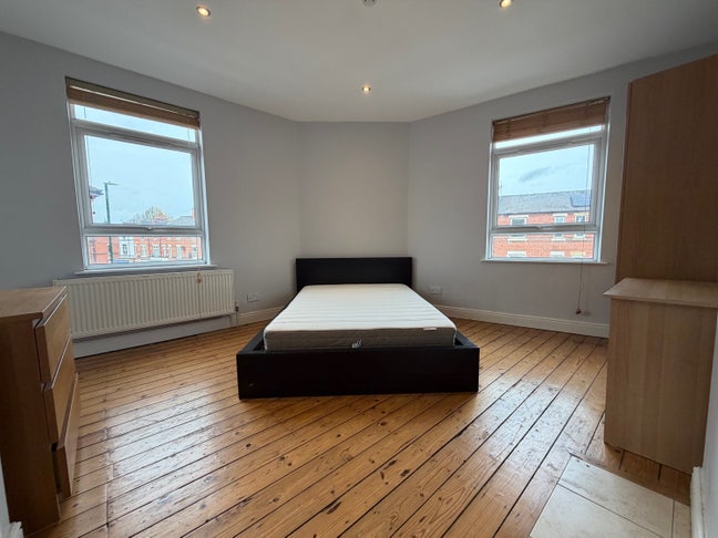 Huge En-Suite room in fab shared house Main Photo