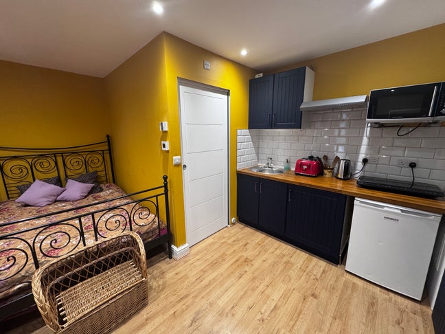 Beautiful ensuite studio w/kitchenette Main Photo