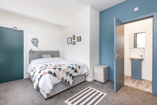 Modern Ensuite Room with On Street Parking  Main Photo