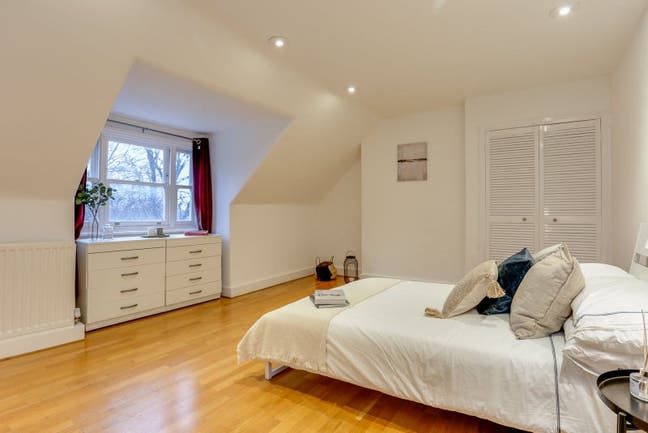Huge Room 1 min away from Chiswick Park Station Main Photo
