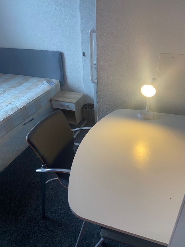 Rooms available in po4 0ay/po1 5dn/po1 5bg. Main Photo