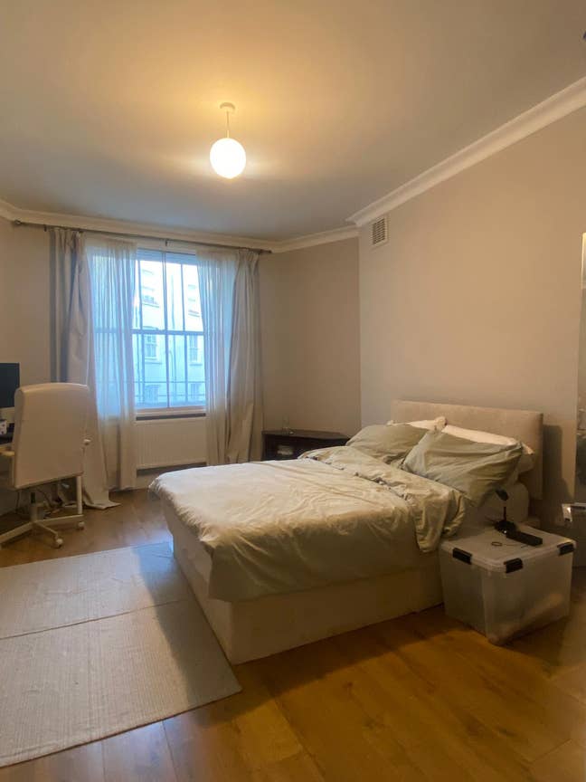 En-suite double bed with study room in Marylebone Main Photo