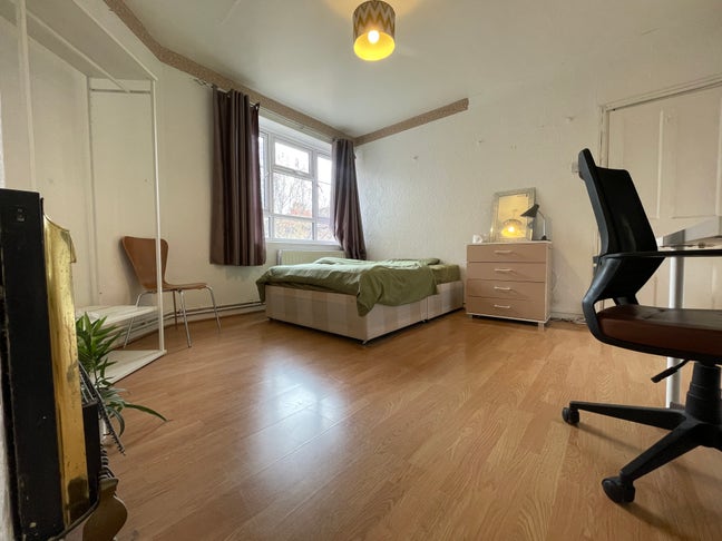 Spacious Room in Zone 2 | 5 min to White City Main Photo