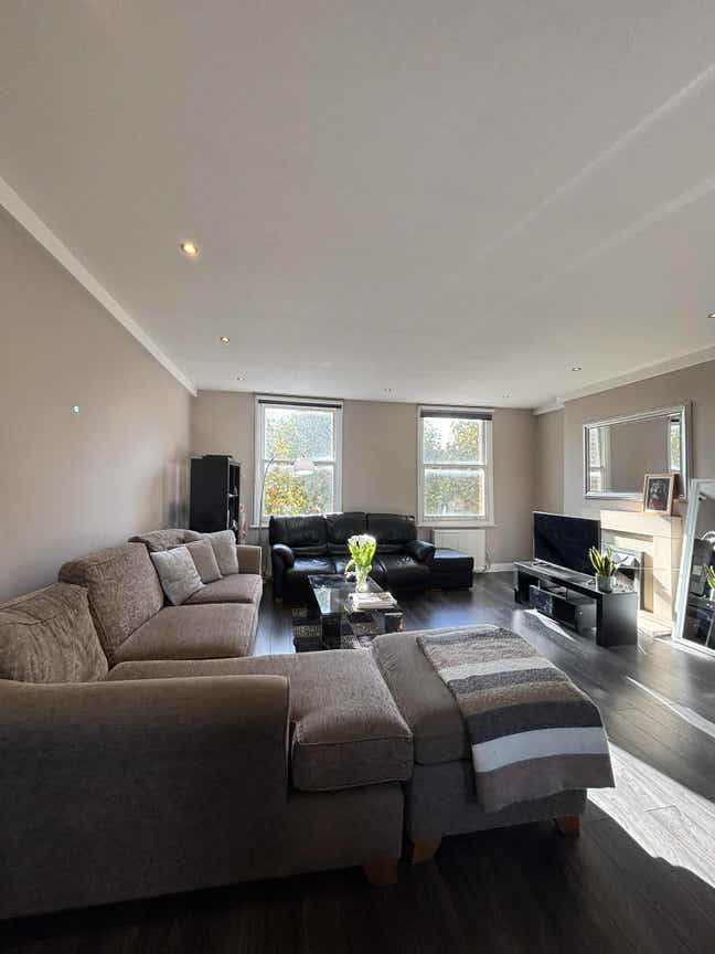 Double Room in Bright Flat with Huge Livingroom Main Photo