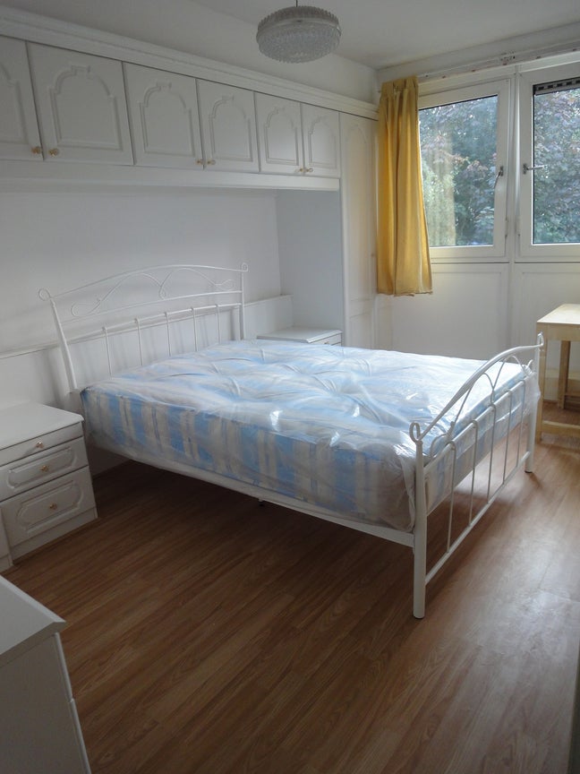 Large wardrobe + lounge min Stepney Green tube Main Photo