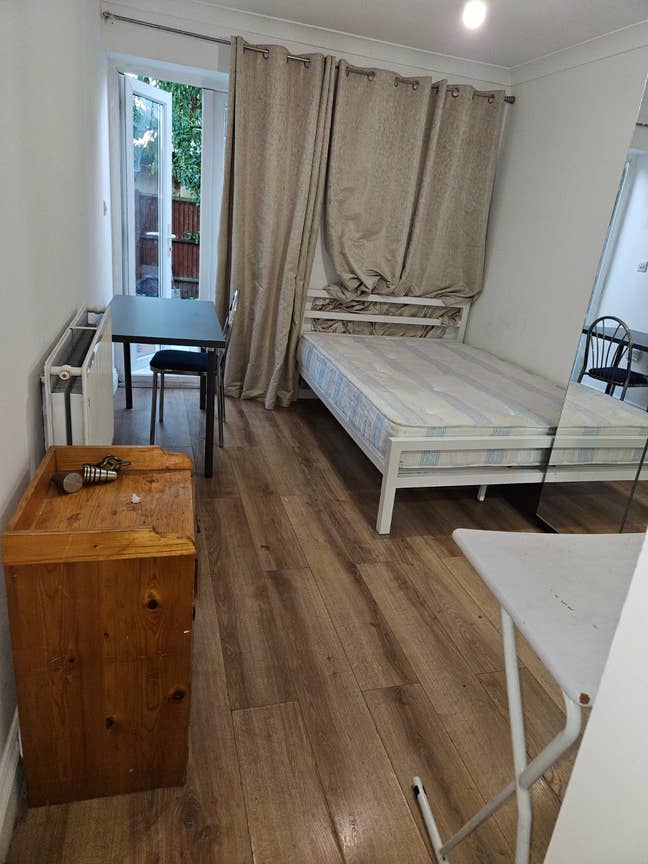 En-suite Master and single room available in IG2 Main Photo