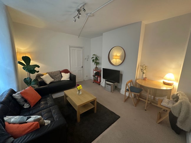 Spacious Double Room Available in Tooting Broadway Main Photo