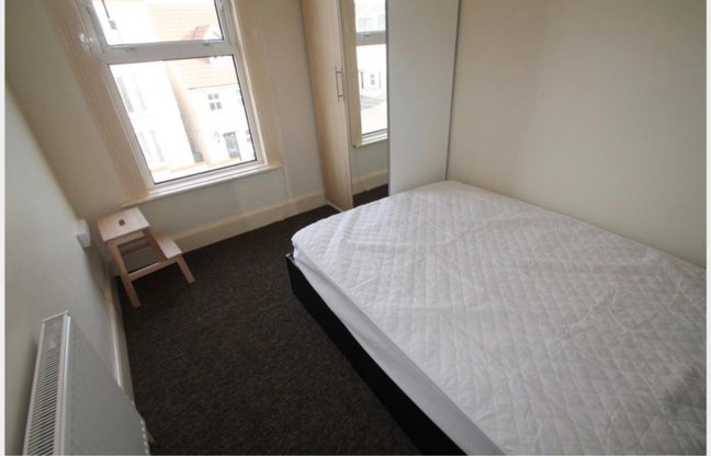 Kingswood Room to rent (Former flatmate) Main Photo