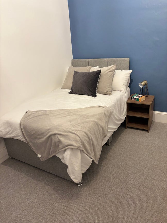 Huge bright modern room with ensuite (Westbury) Main Photo