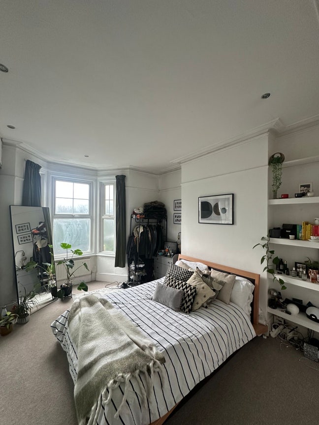 Master Bedroom in spacious Balham Garden Flat Main Photo