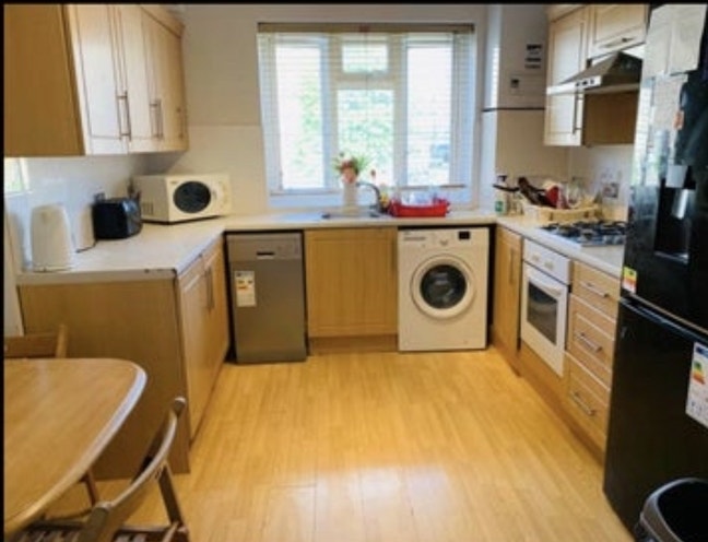 Master bedroom in parsons green  Main Photo