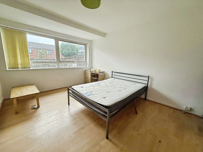 Bedrooms Available in 4- Bed Student House Share Main Photo