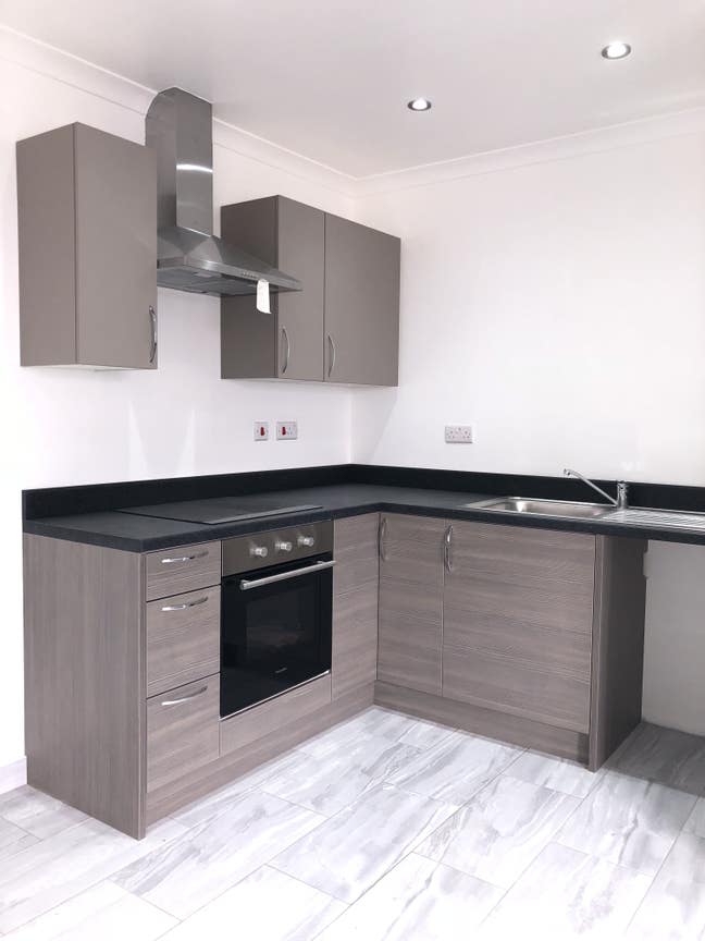 Modern Three Bedroom Flat, Northumberland Ave Main Photo