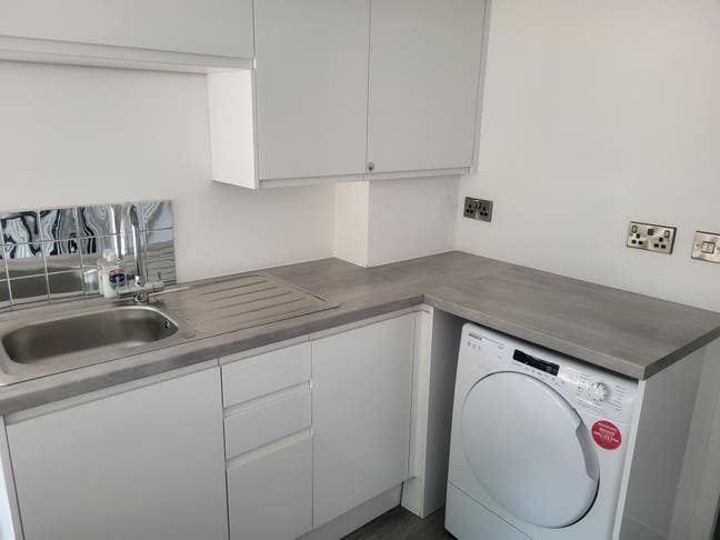 Brand new, self contained, single person, all incl Main Photo