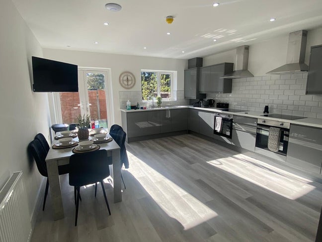 1 En-Suite Left! Close to Qa- No Deposit Option Main Photo