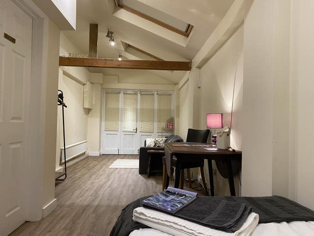 Very spacious double room with ensuite Main Photo