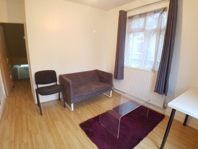 Book today, bills inc, 5 min to Tower Hill! Main Photo