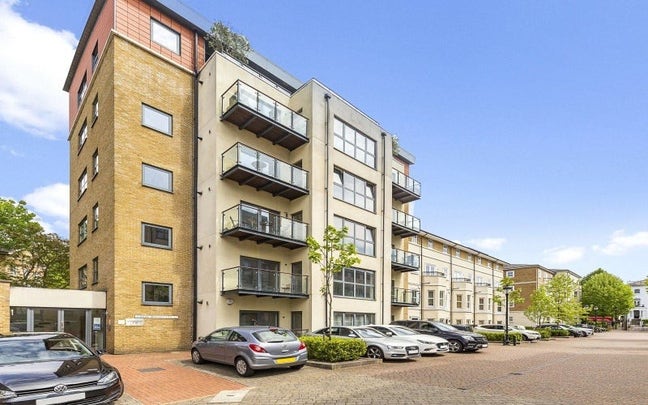 Modern XXL Room close to Camden Town | Balcony Main Photo