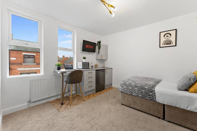 Amazing HMO in Ladycroft Avenue in NG15 Main Photo