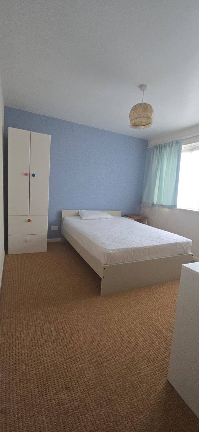 Double room in TW19 Main Photo