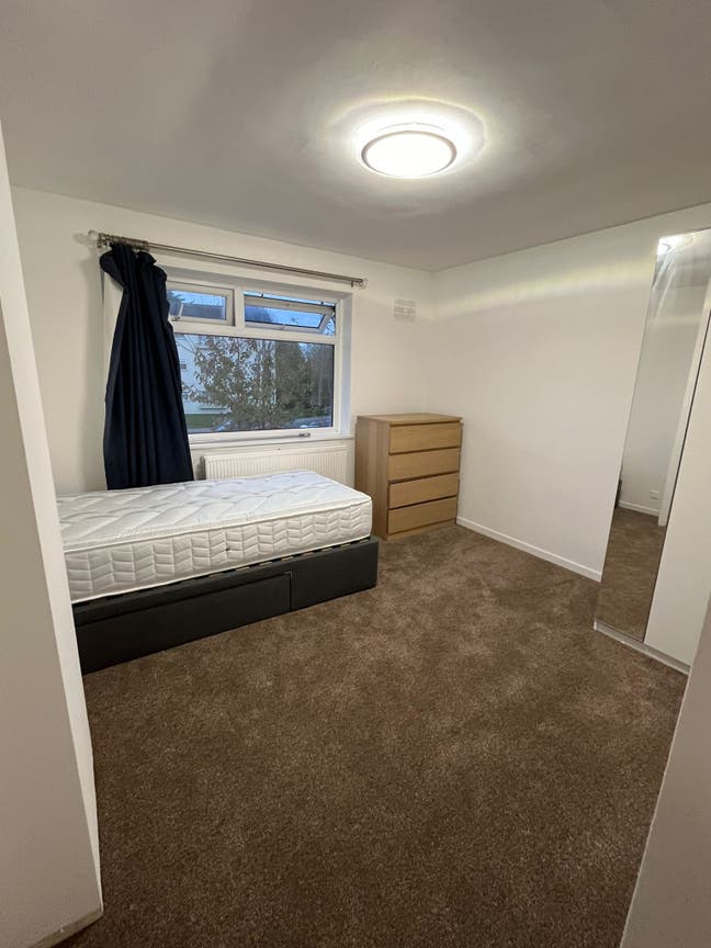 Spacious 5 Refurbished Double En-Suite Bedrooms  Main Photo