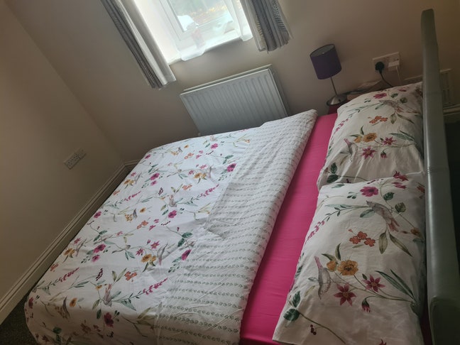 Spacious double room available  Main Photo