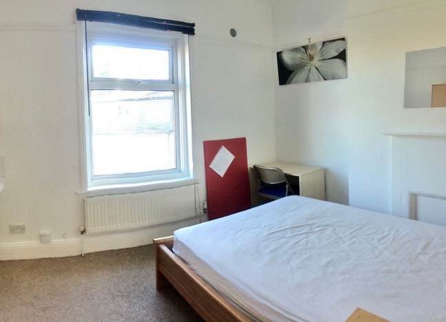 Lovely double room in town centre with bills inc Main Photo