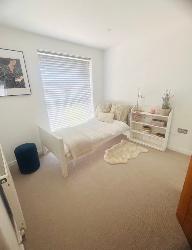 Beautiful room in 3 bed house in Whitecliff  Main Photo