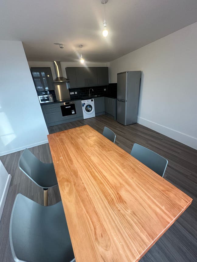 Modern 4-Bedroom House – Recently Renovated! Main Photo